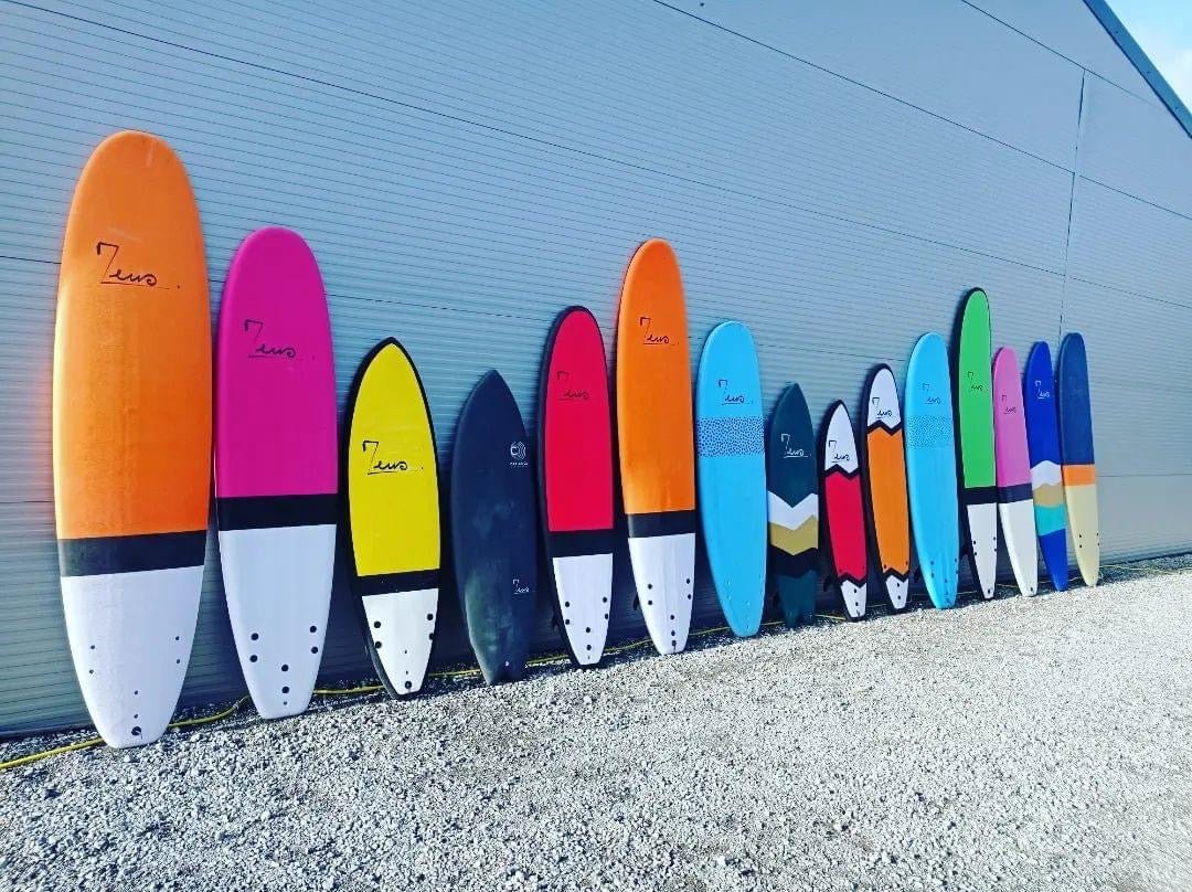 Comment choisir sa planche de surf débutant : guide complet