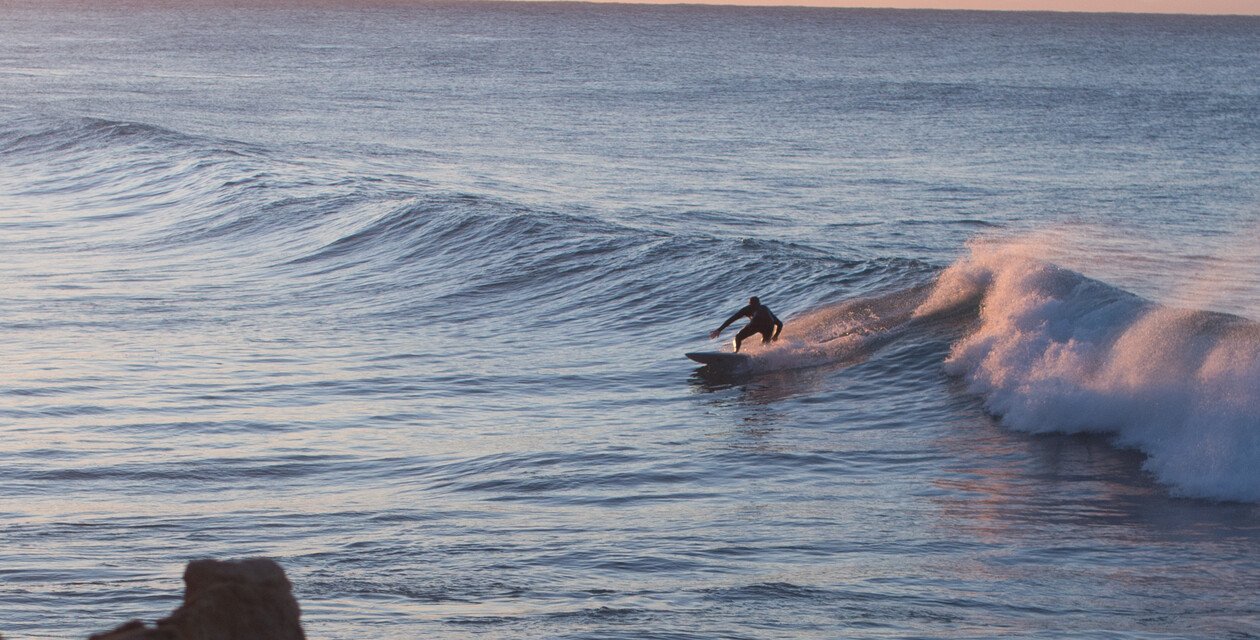 Beste gezeiten zum surfen: ebbe, flut und tide im überblick