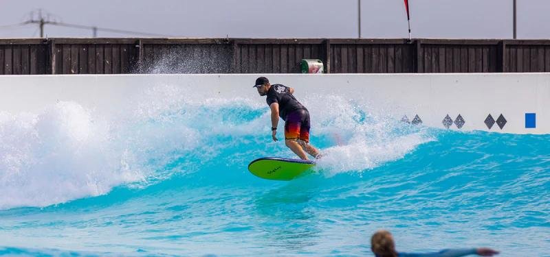 Comment choisir sa première planche de surf : guide d'achat