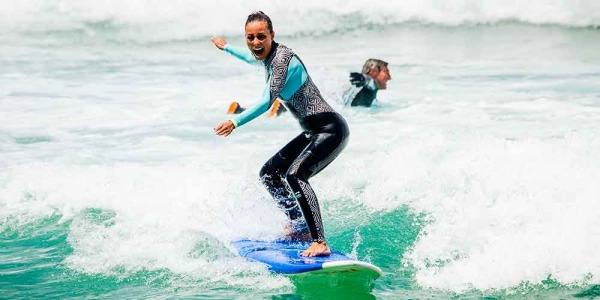 ¿Cómo mantener el equilibrio en una tabla de surf?
