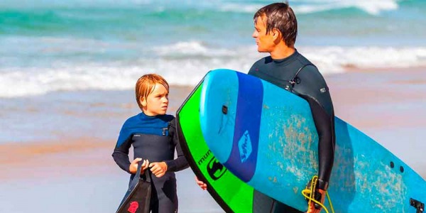 Cómo hacer que tus hijos compartan tu pasión por el surf