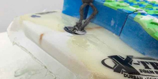 Cómo reparar la cola de tu tabla de surf