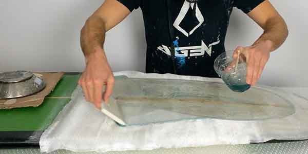 Cómo reparar una tabla de surf que se ha partido en dos.
